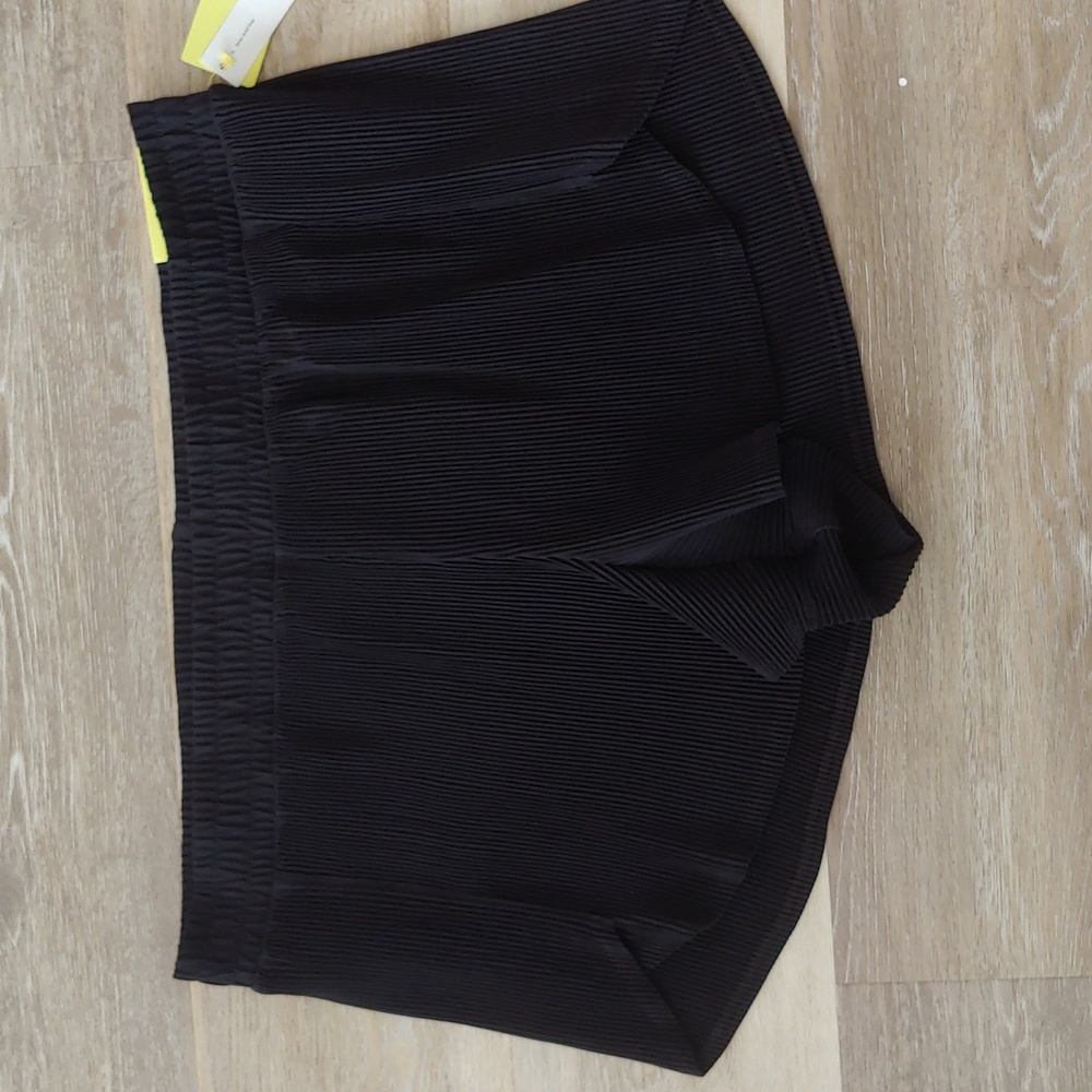 NWT All in Motion Women's Mid Rise Pleated Shorts Black Size XXL